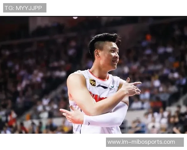 莺歌盛赞教练激情四溢称其为球队领袖能量满满激励全队士气