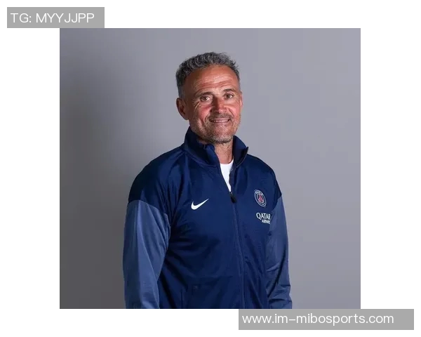 巴黎圣日耳曼全新2025-26赛季第四球衣发布尽显优雅与时尚魅力